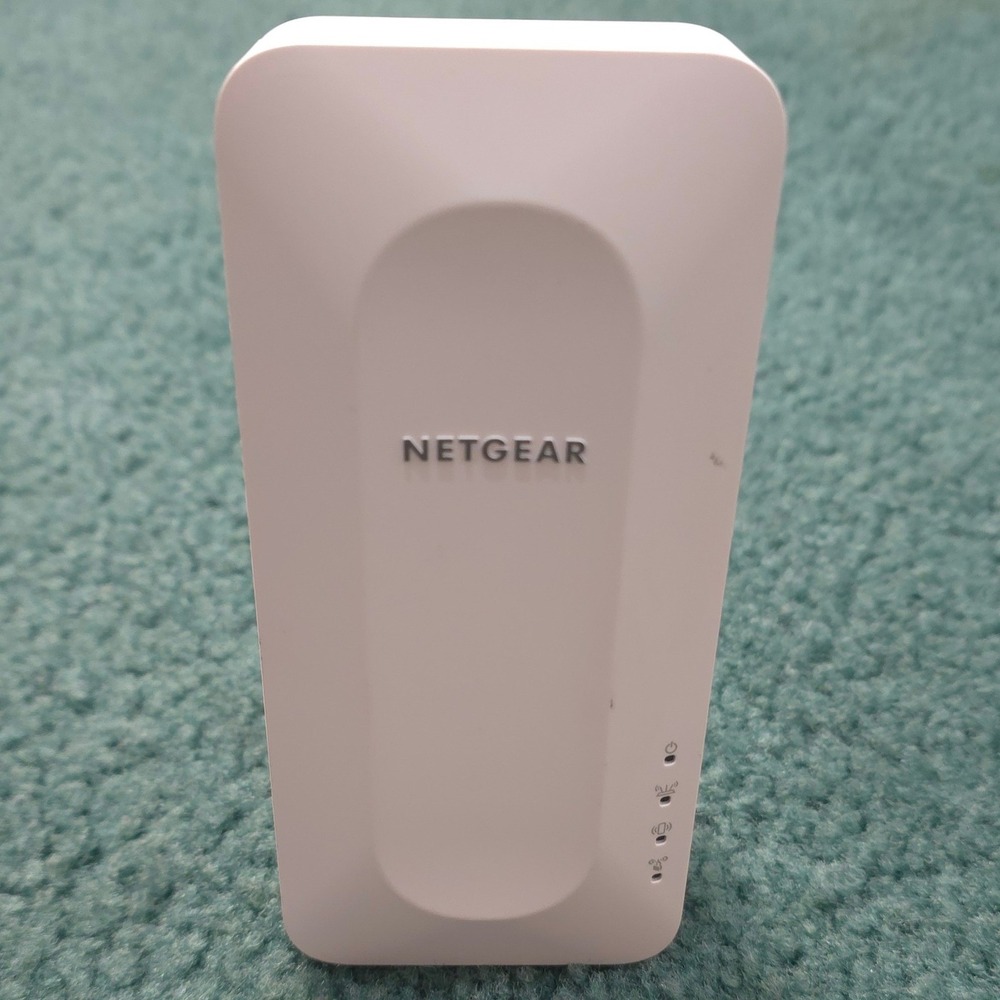 Netgear AX1800 Mesh Extender EAX15 White WiFi 6 Dual-Band Wall Plug-in